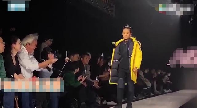 张庭女儿颜值多次被喷,首次走秀观众表情显冷漠 ?,老爸很骄傲