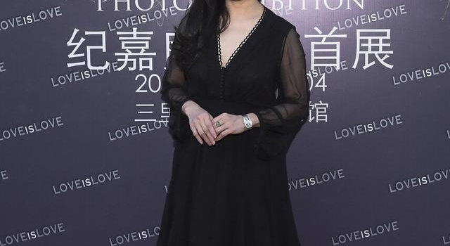 两度被男人抛弃,背负2.5亿巨额债务,看她如何逆风翻盘