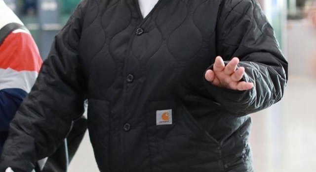 不能再胖了!贾玲罕见走机场肚子超圆脖子比脸粗,180斤关不住