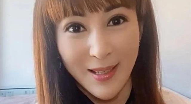 55岁前亚姐遭网友批整容老妖,经历离婚后,独力赚钱供三子读书