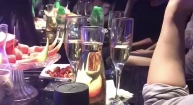 王思聪深夜KTV献唱,桌上摆满香槟美酒,整个包厢女网红也不少