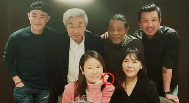 霍建华夫妇聚会照曝出,林心如素颜大秀婚戒,六小时聊天全程作陪