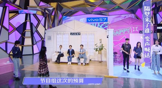 谢娜宽松衣服太抢眼,手频繁摸肚子引热议,何炅无意中暴露性别?