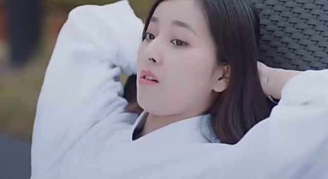 分手后的阿朵去找好友倾诉,没想到看见好友和前男友在一起