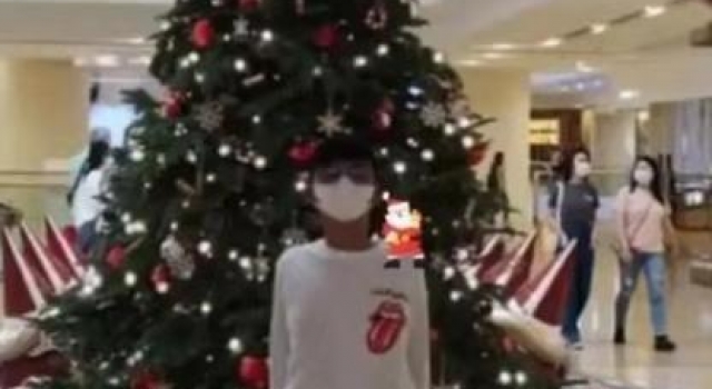 豪门贵妇李嘉欣罕晒儿子正脸照,打扮朴素似路人,被赞有教养
