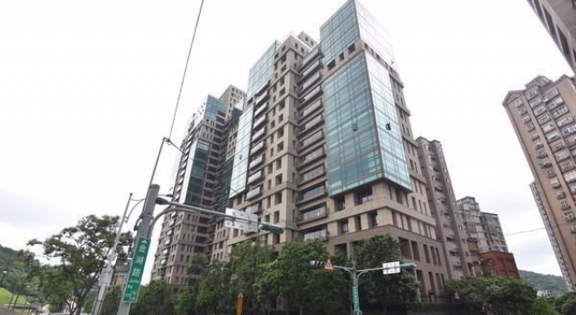 罗志祥被曝在楼顶改造泳池,惹邻居不满被举报,后被迫停工
