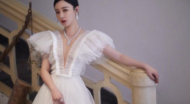 阚清子白色长裙礼服性感靓丽