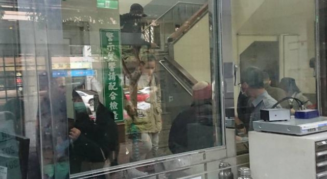 41岁女星获刑后神隐,遭通缉6天终于现身,因卖假包被判两年半
