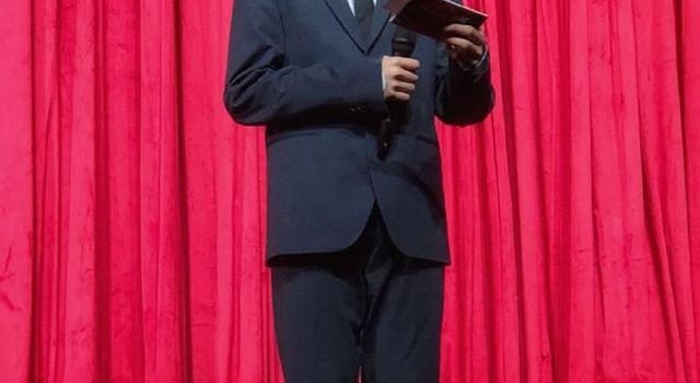 张亮晒13岁儿子近照 天天暴风成长男模范儿十足