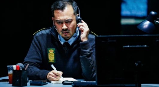 他在舞台上一直“打电话”,却呈现了一桩紧张悬疑的绑架案