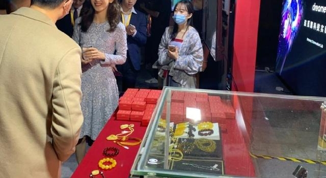 清纯章泽天换风格!烫棕黄大波浪显成熟,穿蓝色蕾丝长裙优雅知性