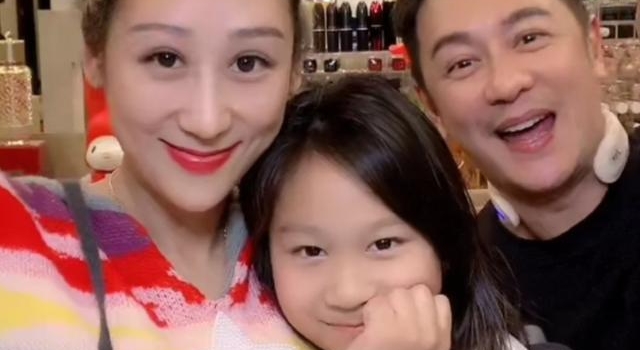 陈浩民女儿塌鼻梁不像爹妈,才9岁就直播,一家租豪宅穿的却很省