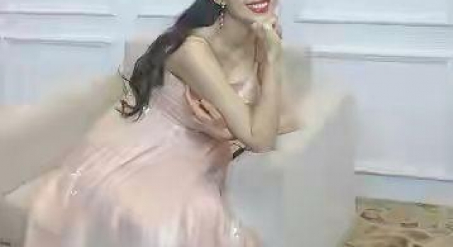 朗朗妻子吉娜晒美照,怀胎7月孕肚明显,终于不是蚂蚁腰了