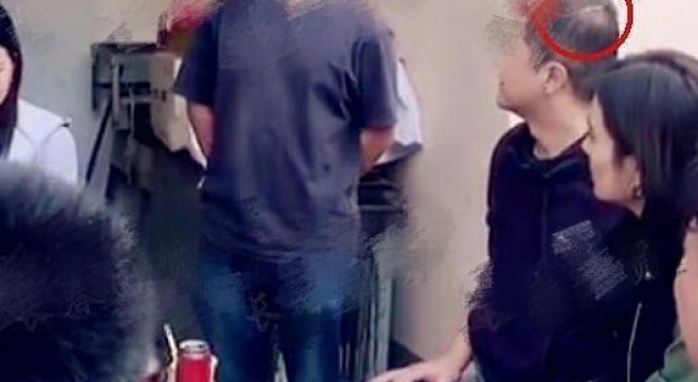 49岁李亚鹏带女友聚餐,头发稀疏快秃顶,已见父母疑好事在即