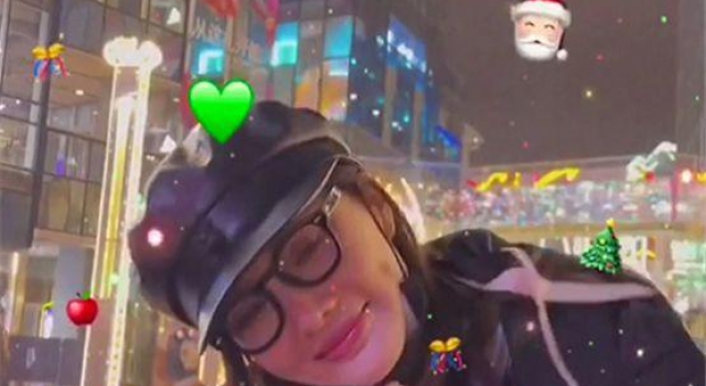 李小璐晒出街视频裹羽绒服秀细腿 对镜头灿笑卖萌