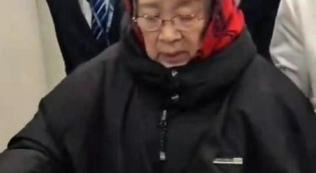 84岁“容嬷嬷”李明启近况,一脸疲惫走路直喘气,被搀扶引担忧