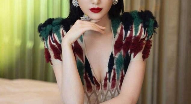 毛晓彤穿深V礼服小秀事业线!32岁宛如少女 网友:被惊艳到了