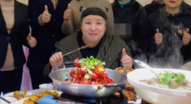 昔日笑星何晶晶为地方小店做宣传,被众人包围强颜欢笑,处境窘迫