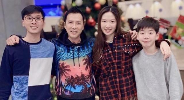 甄子丹晒家庭合照,25岁长子罕露面,上亿豪宅抢镜内景似宫殿