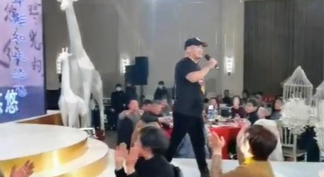 58岁谢东跑商演养家,默认是侯宝林私生子?同框侯耀华长得太像