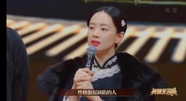 不红还耍大牌?李梦躺着做造型引争议,被张纪中直接嫌弃不想合作