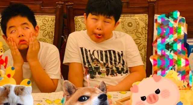 沙溢儿子安吉胖太多,眼睛肿出双眼皮大变样,被指撞脸小沈阳