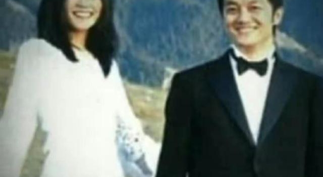 王菲李亚鹏15年前婚纱照疑曝光?网友:看起来好假,p的吧