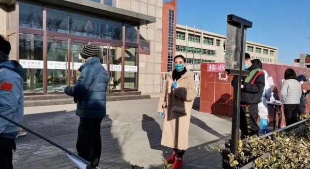 著名影星周海媚顺义排队做核酸检测