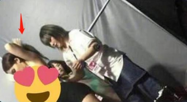 21岁女偶像后台换衣被偷拍,照片叫价10美元,现承受巨大痛苦
