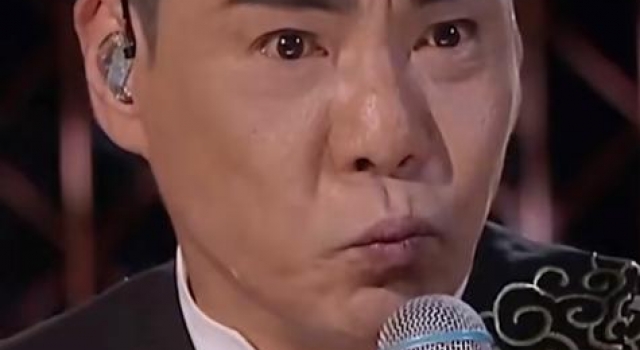 53岁屠洪刚央视京剧表演,脸憋通红眼有泪花,撒贝宁在旁神配合