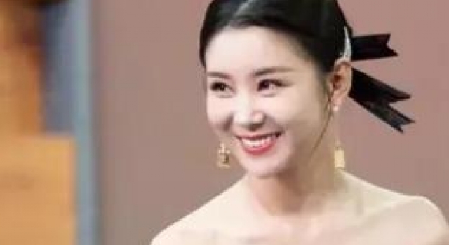 35岁李小萌近照,娃娃脸身材纤细像学生妹,网友:王雷真有福气
