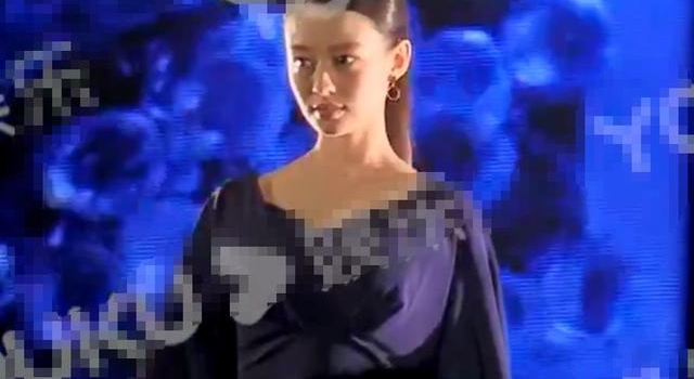 吉娜挺8月孕肚拍广告,冒着严寒穿低胸礼服,眼袋明显面色憔悴