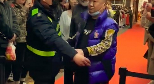 张纪中携娇妻现身黄晓明饭店,被门口保安拦住,网友:以为是乞丐