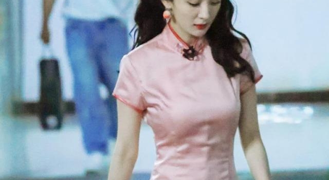 杨幂确实不适合旗袍,过山车身材让人眼馋,其他女明星该怎么办?