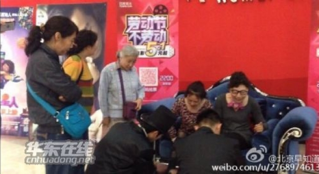 彪悍的中国大妈累晕擦鞋小帅哥 网友：大妈你赢了