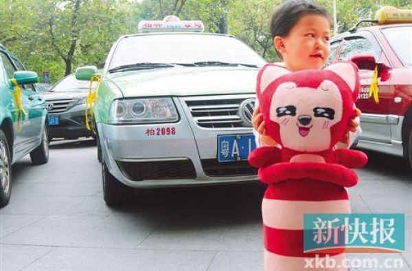 3岁女孩患白血病牵动众人心 3000的哥全城义载筹款