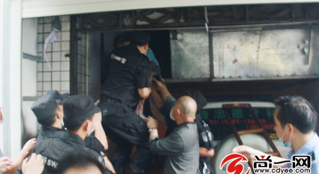 男子密室囚禁前妻索要500万 警察持枪闯3机关救人