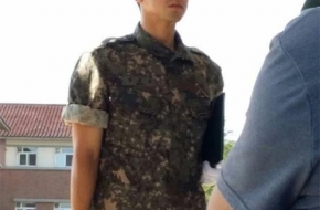 郑允浩军队照片曝光 分配军乐团服兵役