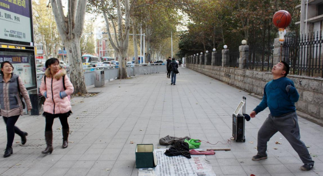 残疾小伙街头卖艺 供妹妹读武大研究生：内心充满快乐