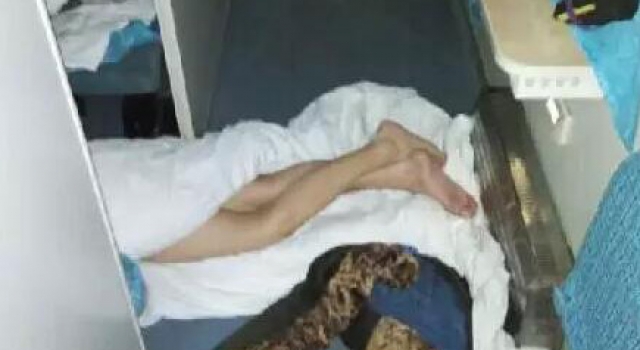 小伙醉酒坐火车 以为到家直接脱光衣服睡觉