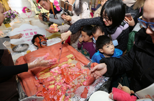 沈阳蛋糕店重口味“人肉蛋糕” 随意“肢解”吓坏小孩子