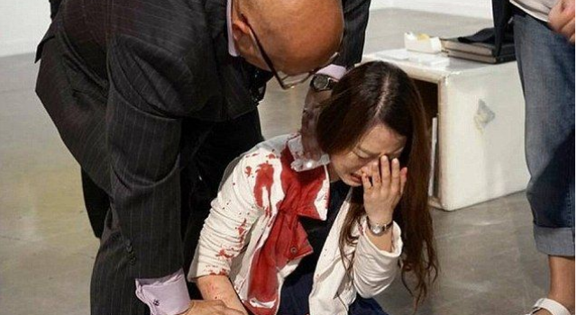 艺术展上一女子被刺 观众误以为行为艺术袖手旁观