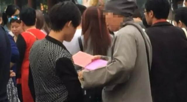 广东一帮假尼姑强卖护身符 逼人捐钱不给钱不让走