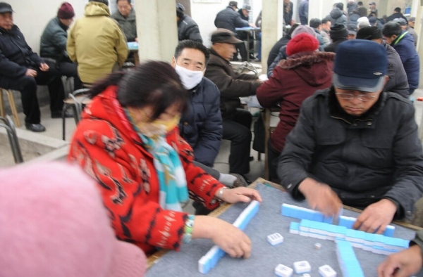 真爱!济南大爷大妈不惧雾霾 街头露天搓麻将