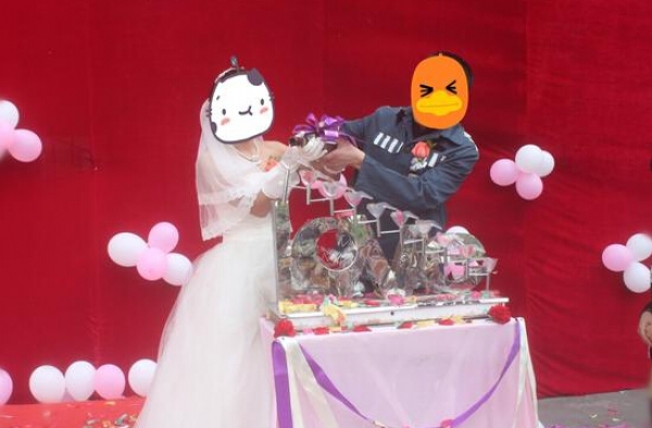 狱中婚礼:女子求婚入狱12年的男友 憧憬未来正常生活