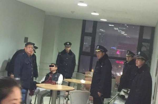 平安夜不平安：复旦女学生被捅伤 厕所抓获犯人