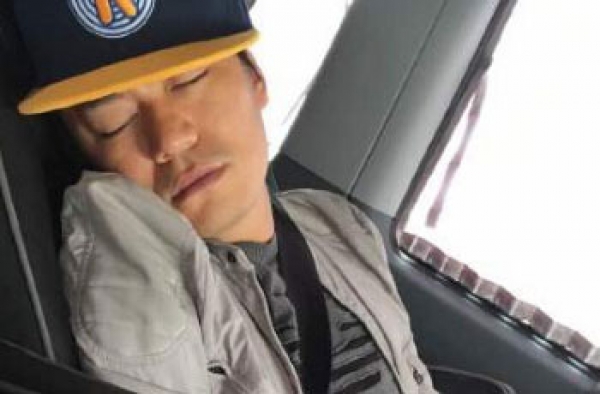 王宝强销魂睡姿获网友心疼