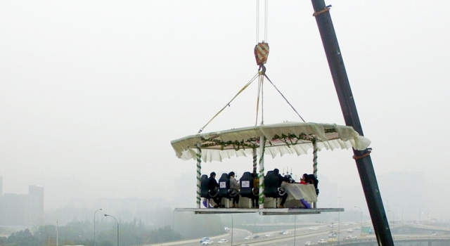 成都人用生命在吃饭 空中餐厅雾霾中开饭 悬空30米