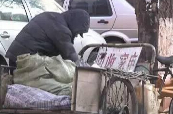 迷糊夫妻旧冰箱当“钱柜” 存6万现金竟当破烂卖
