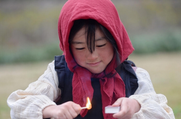 现实版“卖火柴的小女孩”天寒地冻小女孩卖火柴